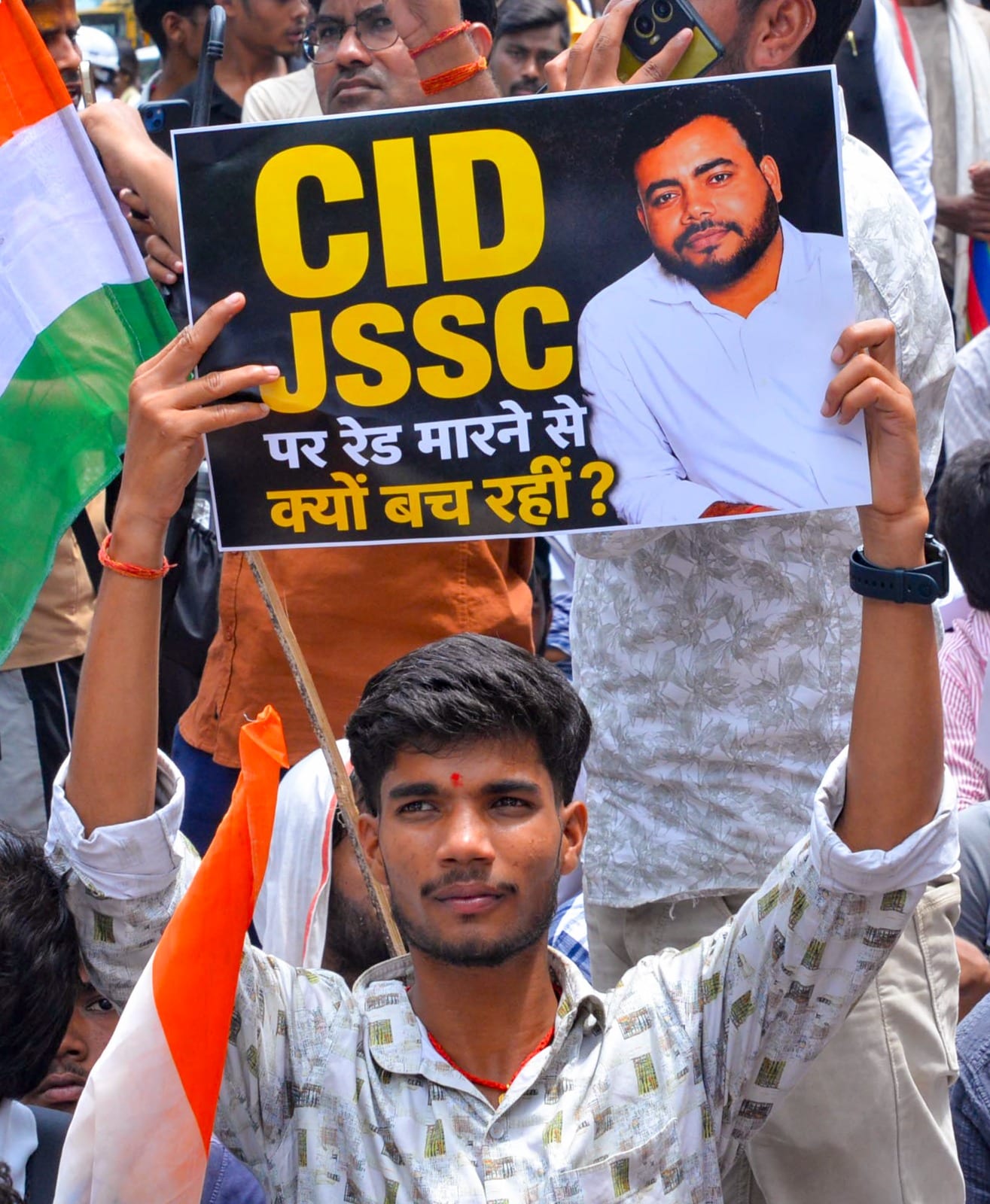 प्रदर्शनकारी छात्र सीआईडी जांच की मांग कर रहे हैं.