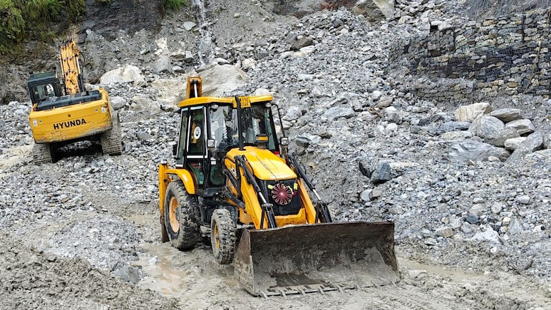 Badrinath National Highway Temporarily Closed Near Helang Following Debris Fall, Restoration Underway
