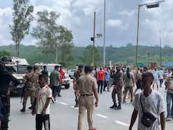 No End To Assam-Meghalaya Cab Crisis, Vehicles Stopped At Shillong Border