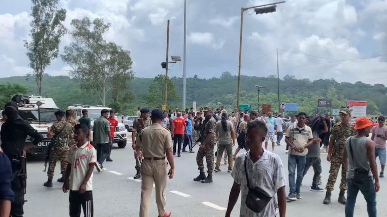 No End To Assam-Meghalaya Cab Crisis, Vehicles Stopped At Shillong Border