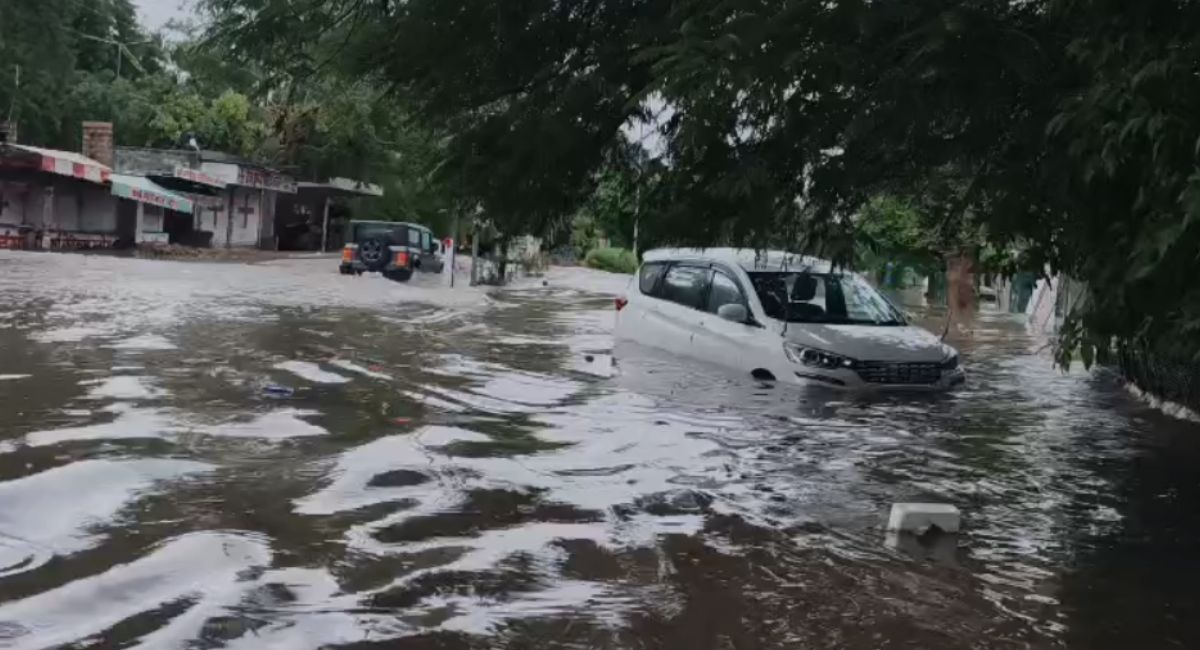 आषाढ़ का कोटा सावन में पूरा करेगा मॉनसून?  राजस्‍थान में झमाझम बार‍िश, जोधपुर की सड़क बनी दरिया