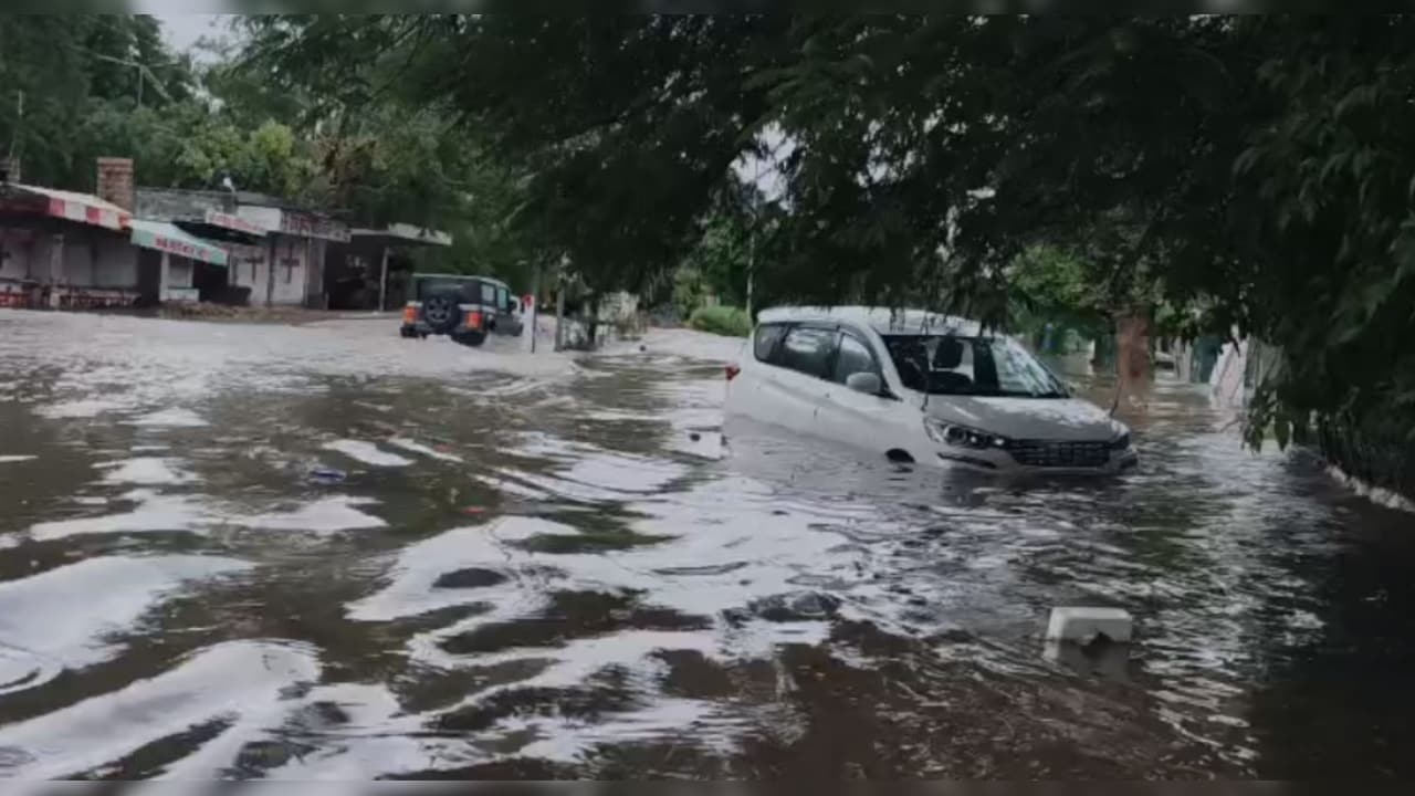 आषाढ़ का कोटा सावन में पूरा करेगा मॉनसून?  राजस्‍थान में झमाझम बार‍िश, जोधपुर की सड़क बनी दरिया