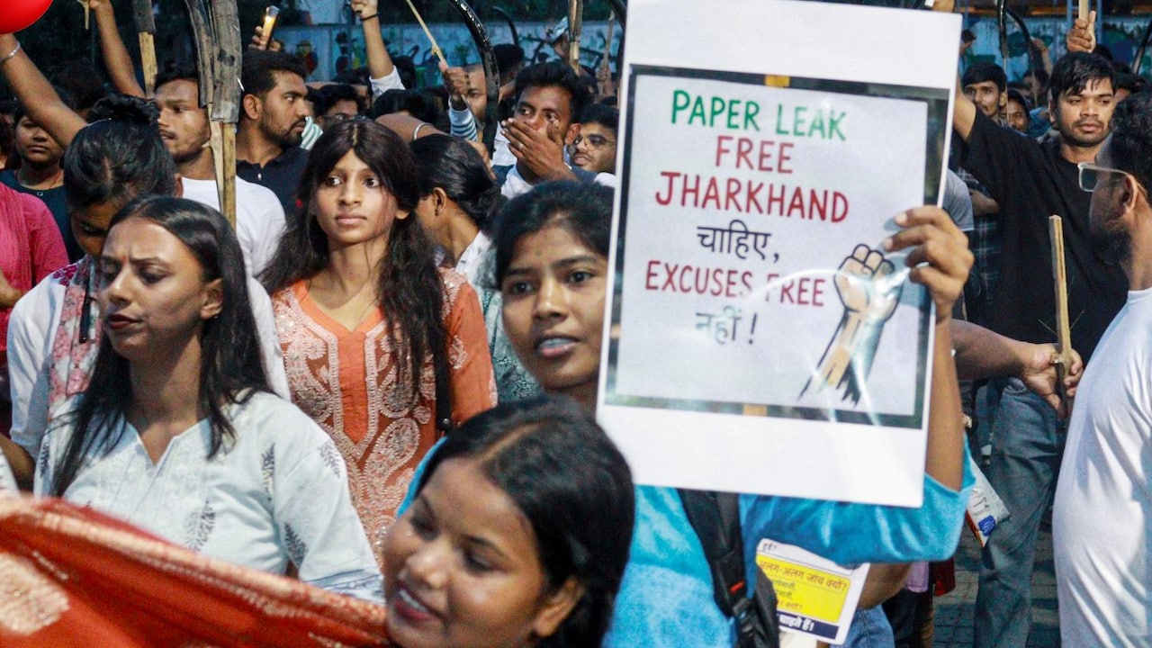 JPSC-JSSC परीक्षाओं में गड़बड़ियों को लेकर रांची के स्टेडियम में छात्रों का 'सत्याग्रह', टेंट में खाना-पढ़ाई, विधानसभा घेराव की तैयारी