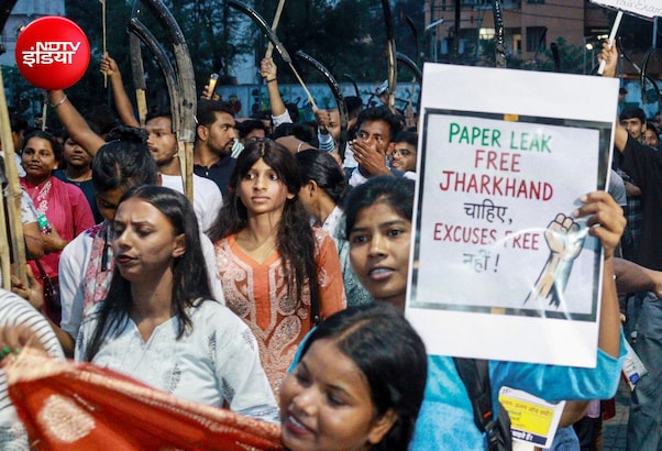 CM का आवास 2 किमी दूर है, हम सड़क पर भूखे हैं... NDTV से बोले रांची में प्रदर्शन कर रहे छात्र