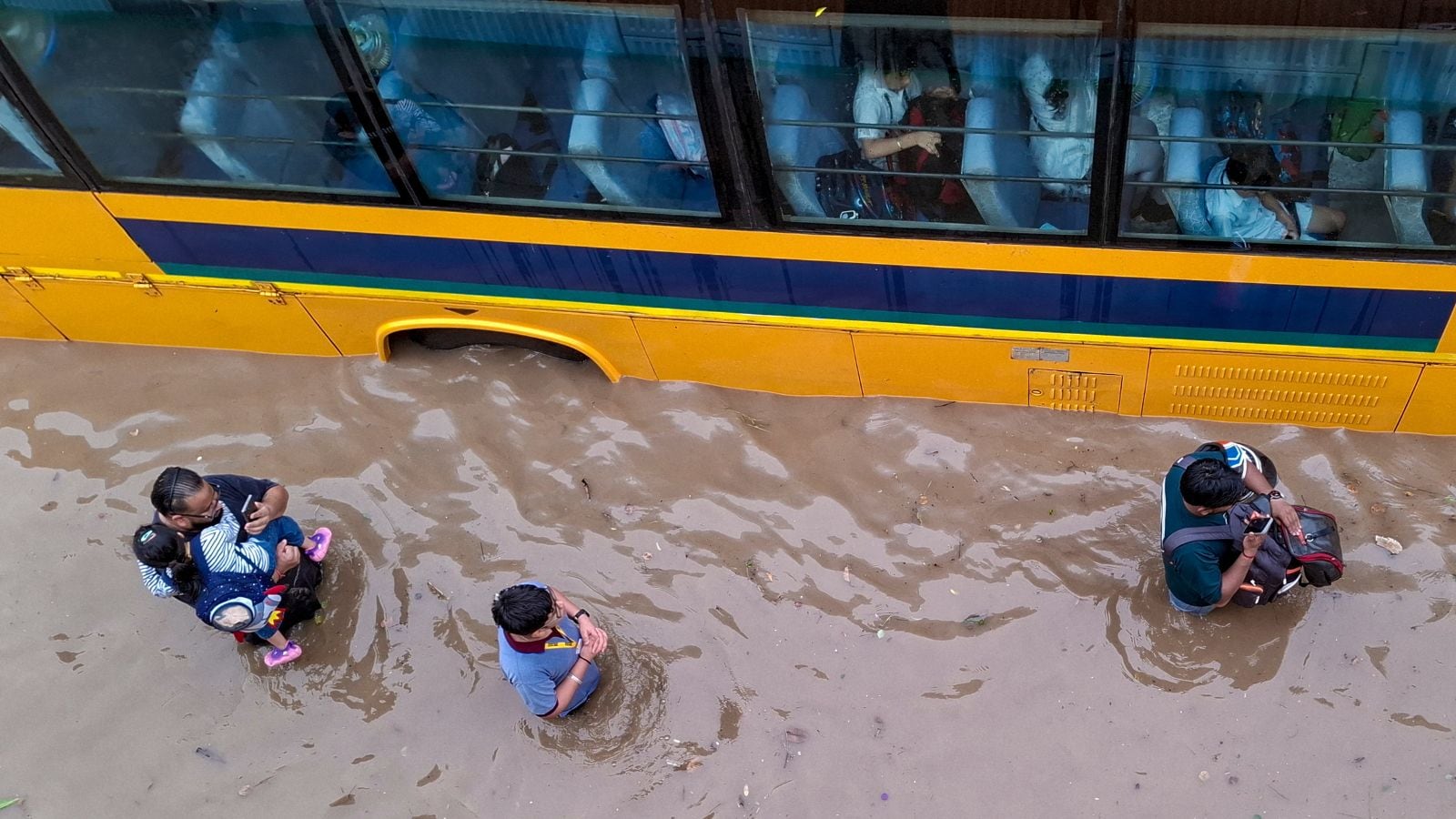 गुरुग्राम में बारिश के बाद स्कूल बसों में फंसे बच्चे गुरुग्राम में बारिश के बाद स्कूल बसों में फंसे बच्चे