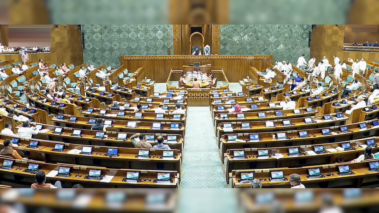 LIVE: संसद के मॉनसून सत्र का आज आखिरी दिन, 'कर्नाटक बंद' के मद्देनजर बढ़ाई गई सुरक्षा