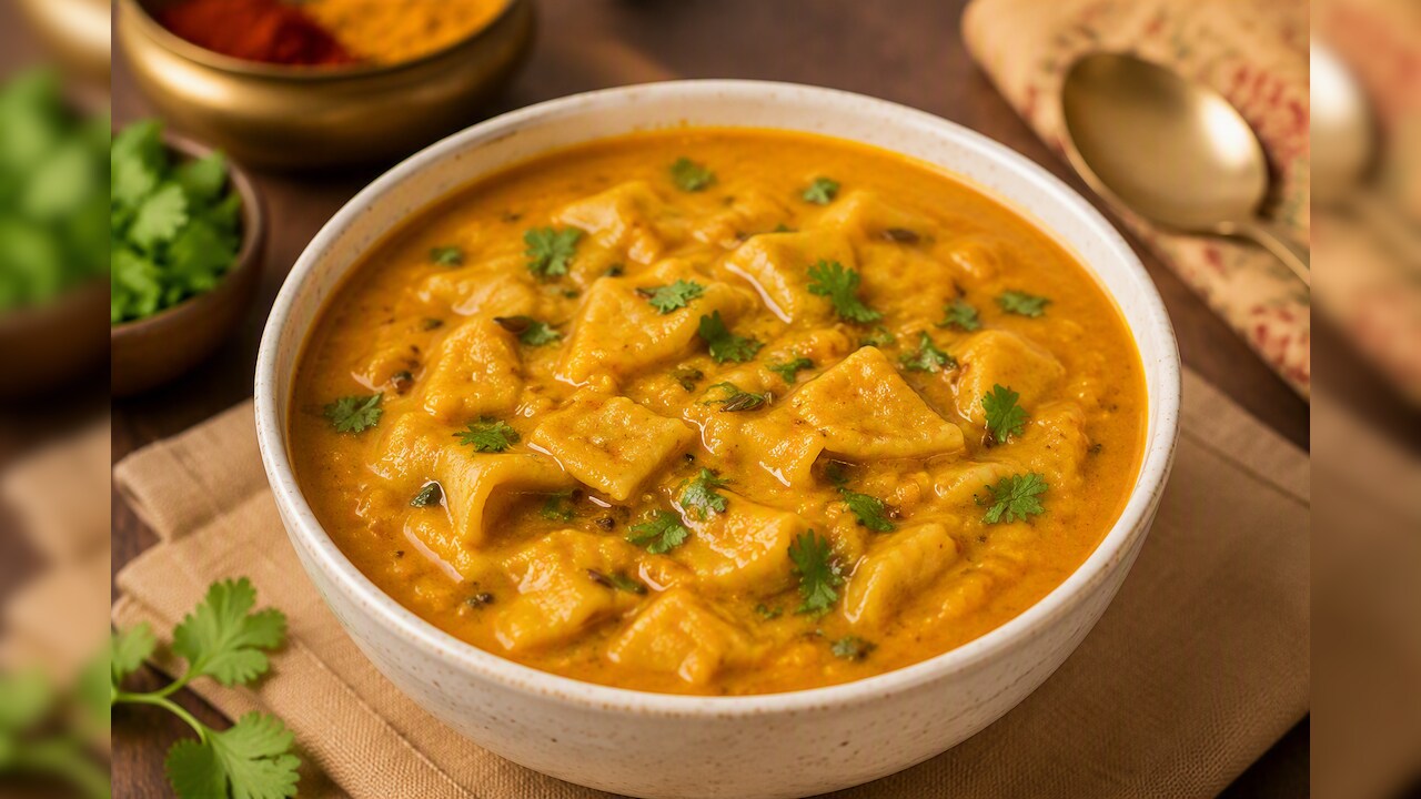 खाना बनाने का नहीं है मन, तो ट्राई करें One-Pot राजस्थानी दाल ढोकली