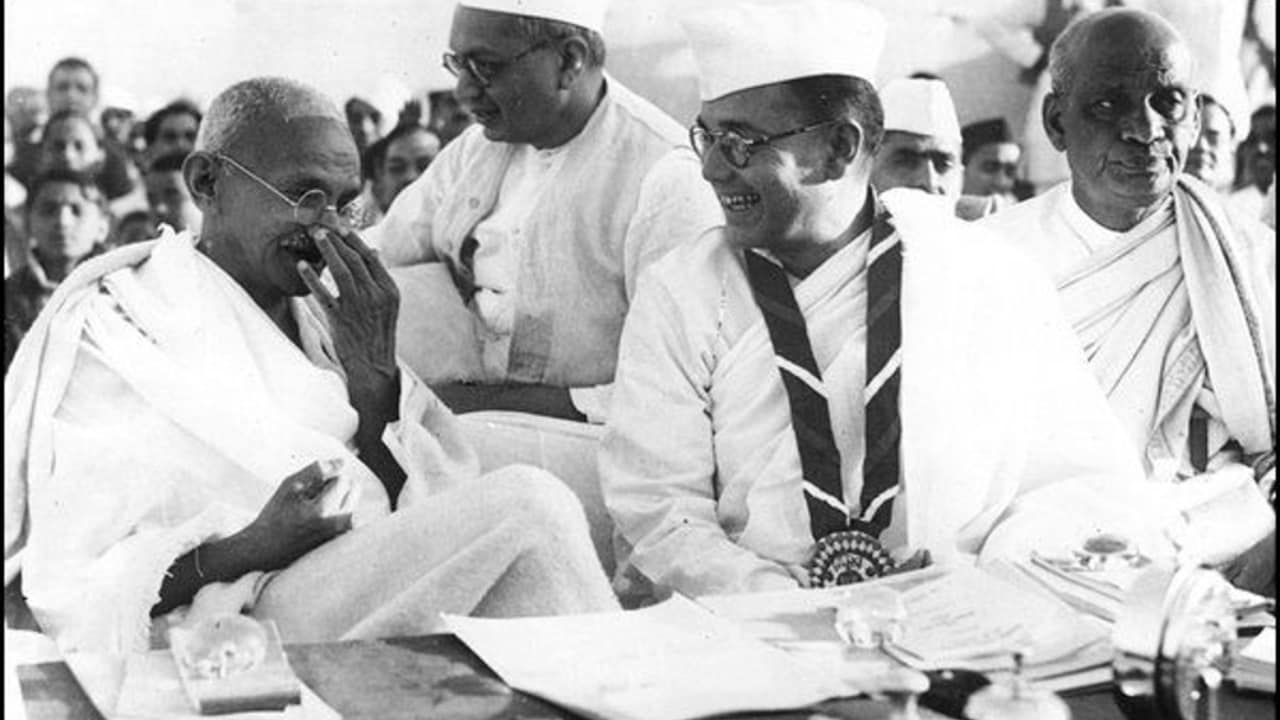 दिसंबर 1937 में कांग्रेस कार्यसमिति ने वंदे मातरम् के पहले दो अंतरों को गाने का प्रस्ताव पारित किया था.