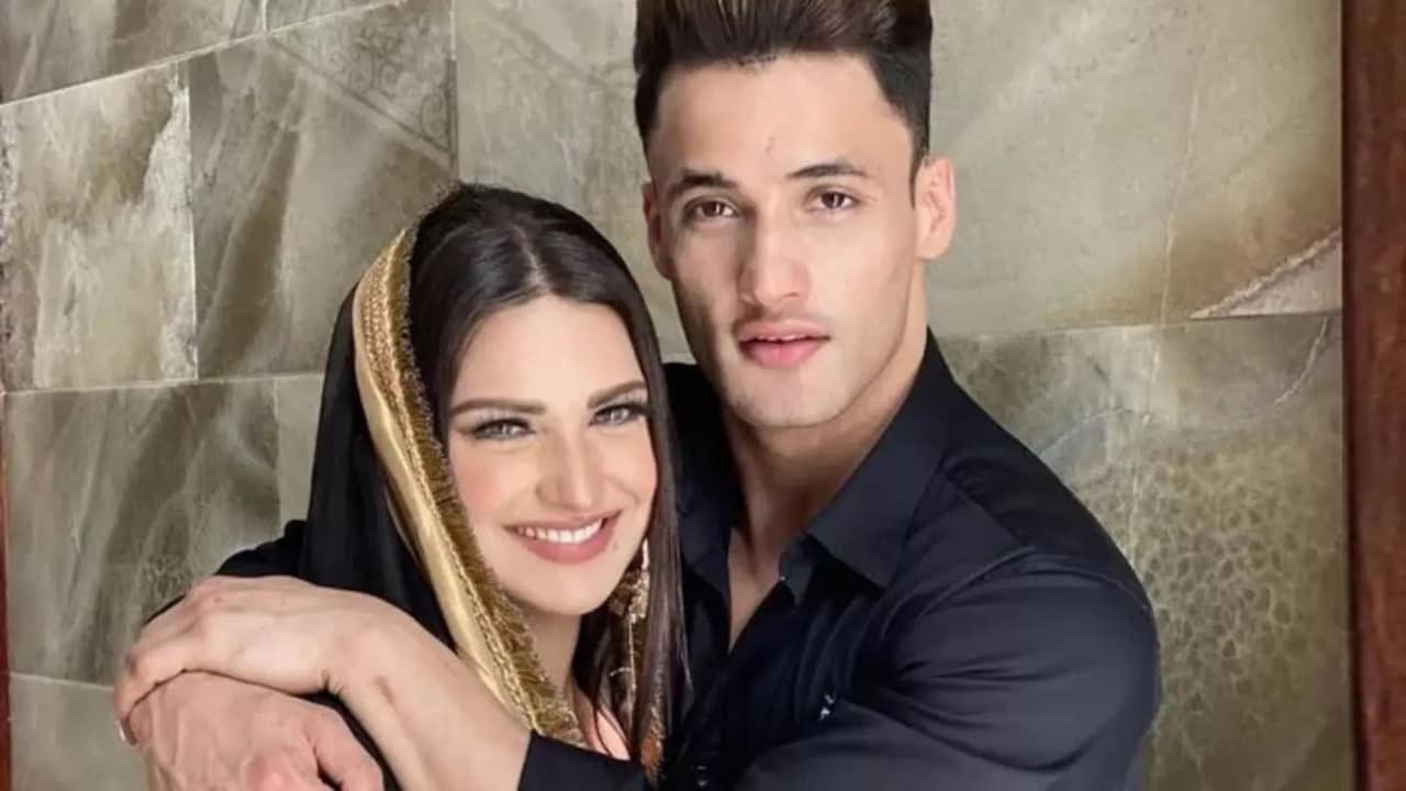 हिमांशी खुराना के धर्म बदलने वाले आरोपों पर भड़के आसिम रियाज, बोले-धर्म का इस्तेमाल हथियार के तौर पर न करें