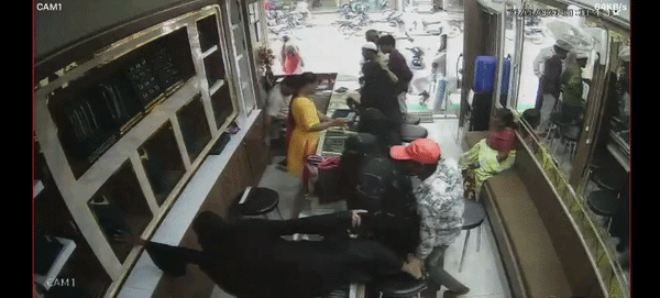 साथी ने पैर पकड़ा और काउंटर पर उछलकर 7 तोले का हार ले उड़ी बुर्काधारी महिला, Video