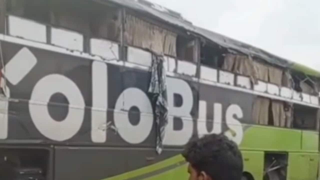 आगरा-मुंबई हाईवे: राजगढ़ में 90 डिग्री मोड़ पर रगड़ाई स्लीपर बस; रक्षाबंधन पर घर आ रहे 4 यात्रियों की मौत