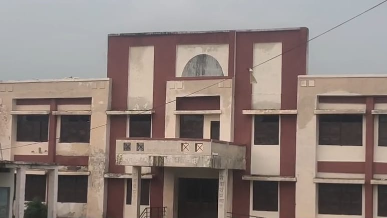 शरारती स्टूडेंट्स ने छात्राओं को पिलाया पेशाब मिला पानी, शिकायत की तो प्रिंसिपल बोले- चॉकलेट खा लो, मुंह ठीक हो जाएगा