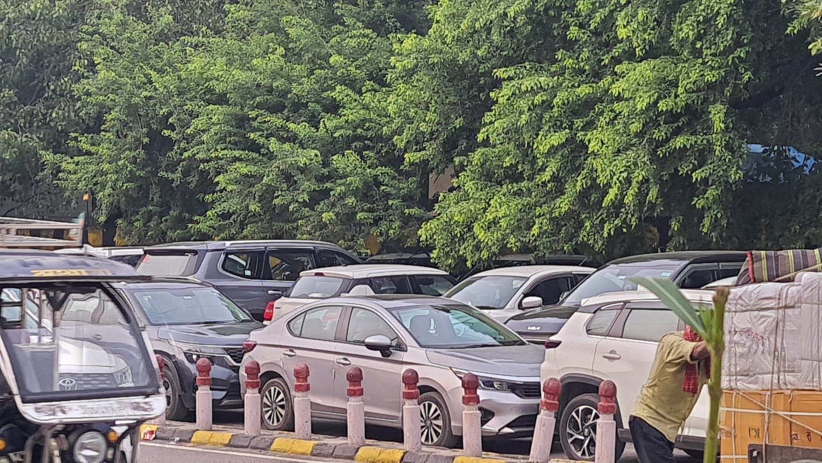 Red Fort Illegal Parking: लाल किले के पास अवैध पार्किंग की समस्या