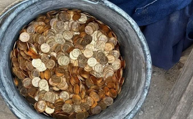 घर में इतनी संख्या में सोने के सिक्के मिले हैं. घर में इतनी संख्या में सोने के सिक्के मिले हैं.