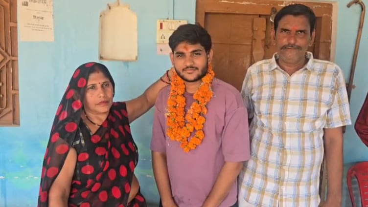 Success Story Surya Tiwari up farmer son clears 13 government jobs Success Story Surya Tiwari up farmer son clears 13 government jobs