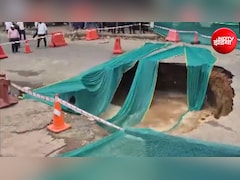 गुरुग्राम में भारी बारिश के बाद धंस गई सड़क, दिल्ली-जयपुर हाईवे पर बना 15 फीट गहरा गड्ढा