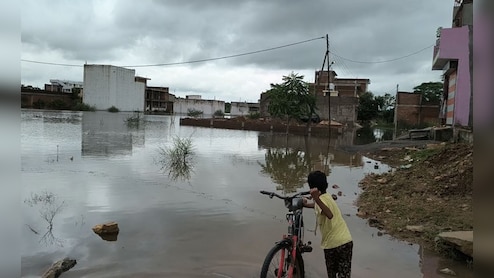 रीवा में जलभराव का संकट बरकरार; 8 दिन से घरों में कैद लोग, मोटर लगी पर पानी नहीं निकला