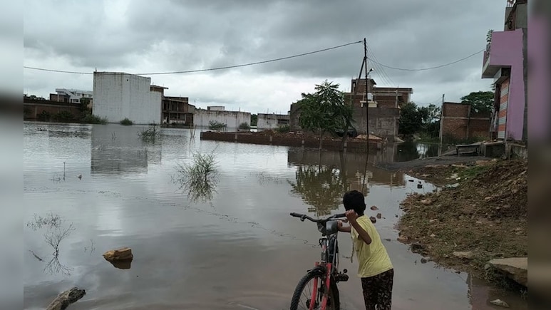 रीवा में जलभराव का संकट बरकरार; 8 दिन से घरों में कैद लोग, मोटर लगी पर पानी नहीं निकला