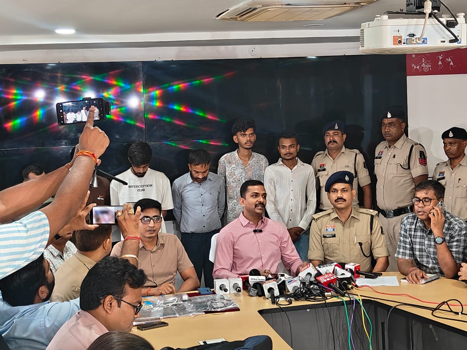 पुलिस ने पेपर लीक के आरोपियों को किया गिरफ्तार. 