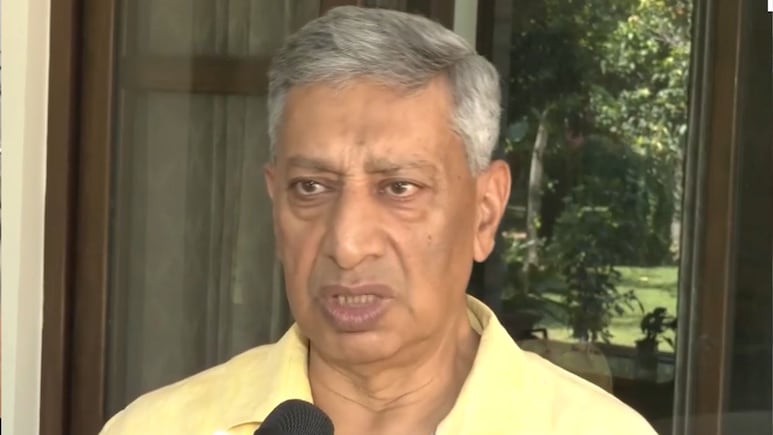 'गद्दारों को लाल चौक पर फांसी दो', जम्&zwj;मू में कश्&zwj;मीरी पंडितों को धमकी मामले में पूर्व DGP वैद का बड़ा बयान