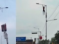 हाई वोल्टेज ड्रामा, गर्लफ्रेंड से गुस्सा होकर स्ट्रीट लाइट के पोल पर चढ़ा लड़का! की ऐसी हरकत देख VIDEO बनाने लगे लोग