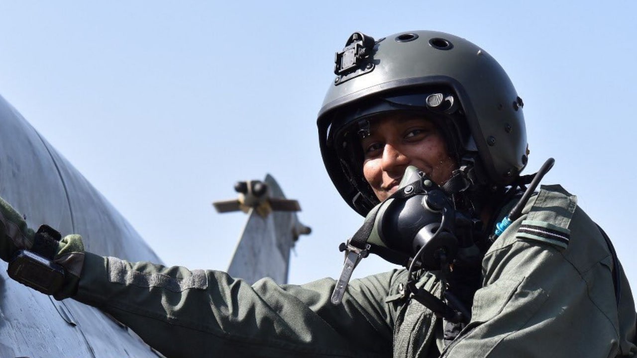 Squadron Leader Bhawana Kanth Becomes First Woman to Graduate from IAF's 'Top Gun' School