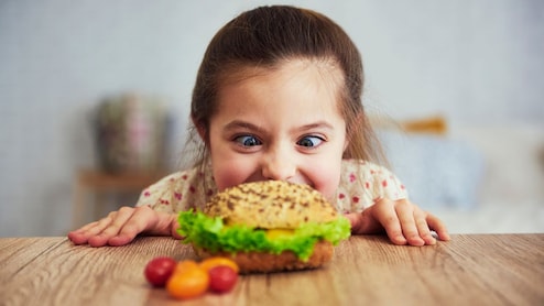 बच्चे को Junk Food खाने से कैसे रोकें? Parenting Expert ने बताया कैसे छूटेगी पिज्जा-बर्गर खाने की आदत