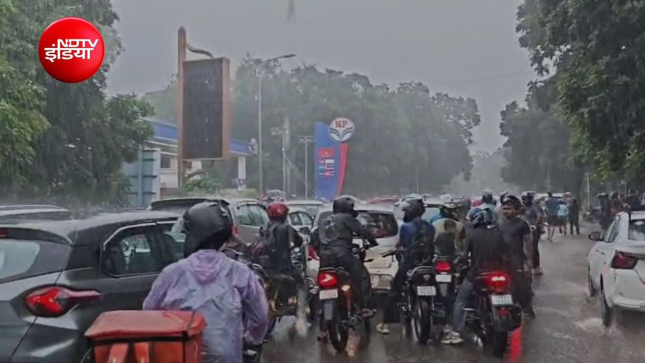 फ्री पेट्रोल के लिए जुटी भीड़, घंटों बारिश में भीगते रहे लोग, मिला कुछ नहीं... चंडीगढ़ पेट्रोल लंगर की कहानी