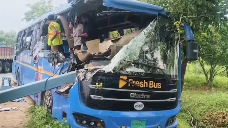 तेलंगाना के सूर्यापेट में बस और ट्रक की भीषण टक्&zwj;कर, छह लोगों की दर्दनाक मौत