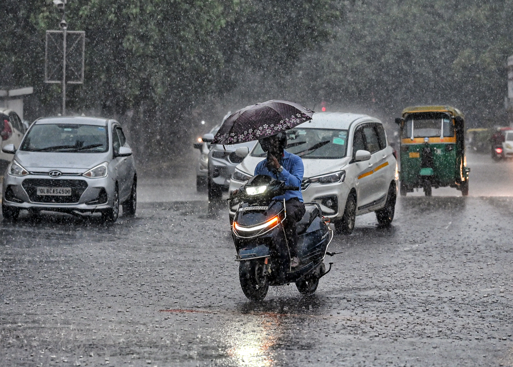 Delhi Sees Maximum Temperature Of 35.3 Degrees Under Constant Cloud Cover