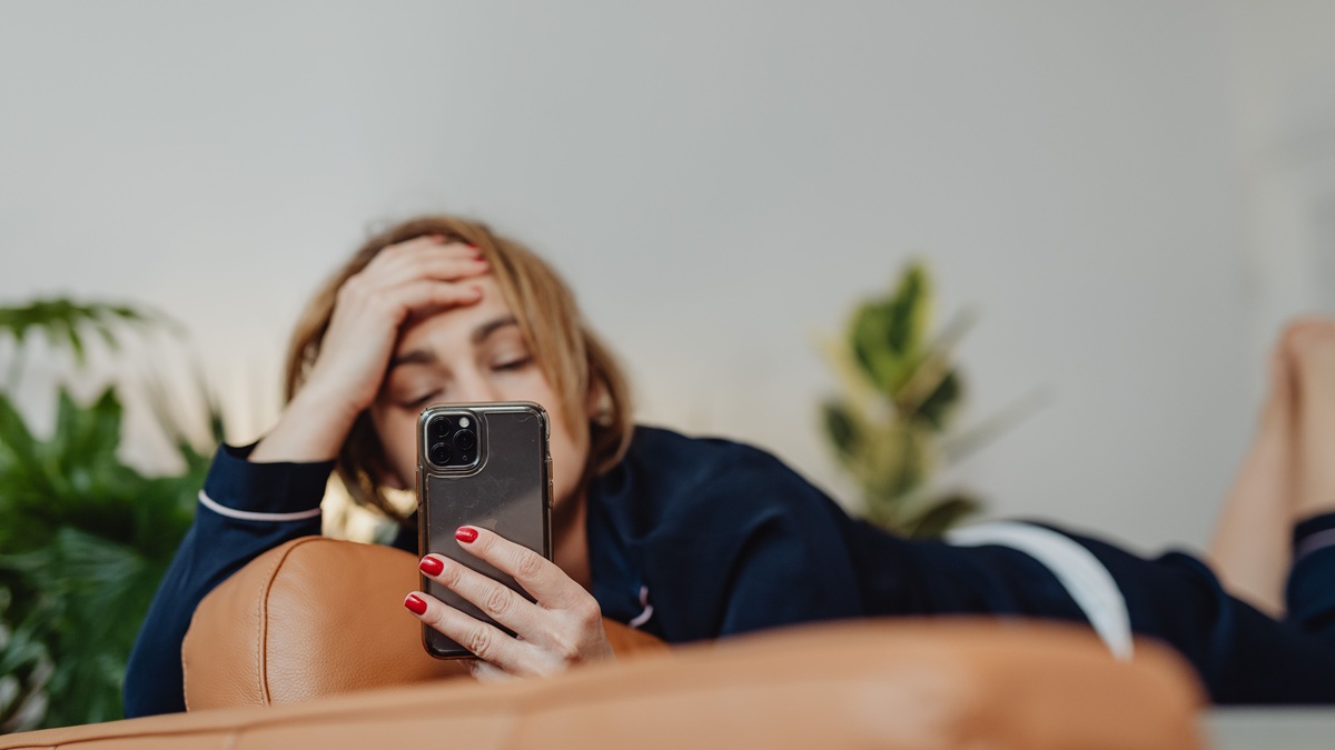 ज्यादा मोबाइल देखने से बढ़ रही माइग्रेन की समस्या