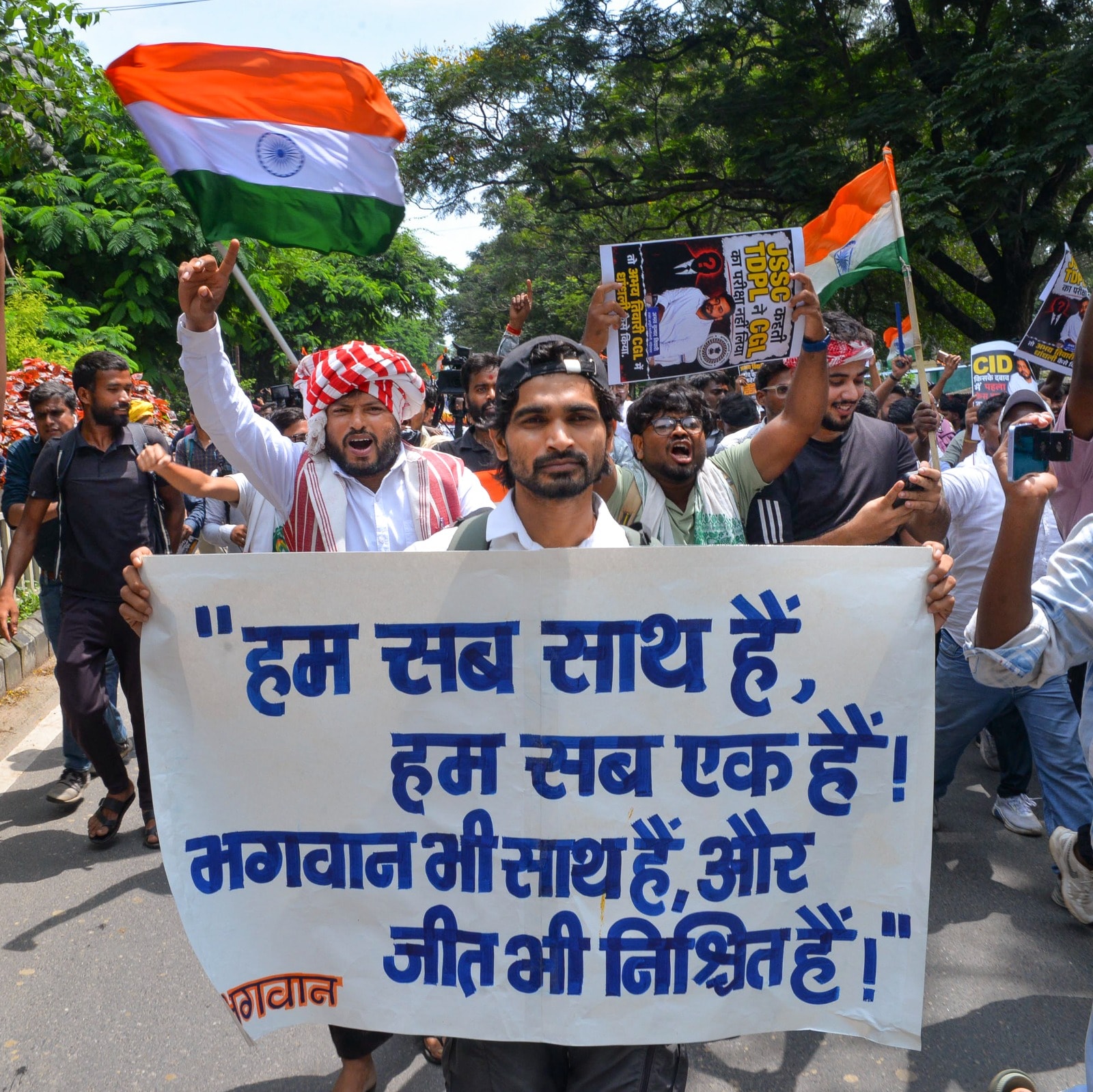 छात्र विधानसभी की तरफ आगे बढ़ रहे.