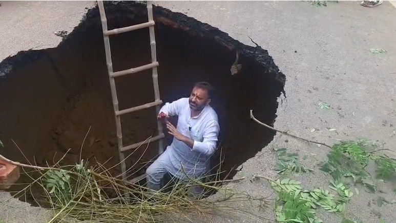 "<i>Gaddha Nagri</i>": Agra Road Caves In, Samajwadi Leader Climbs Down To "<i>Pataal</i>"