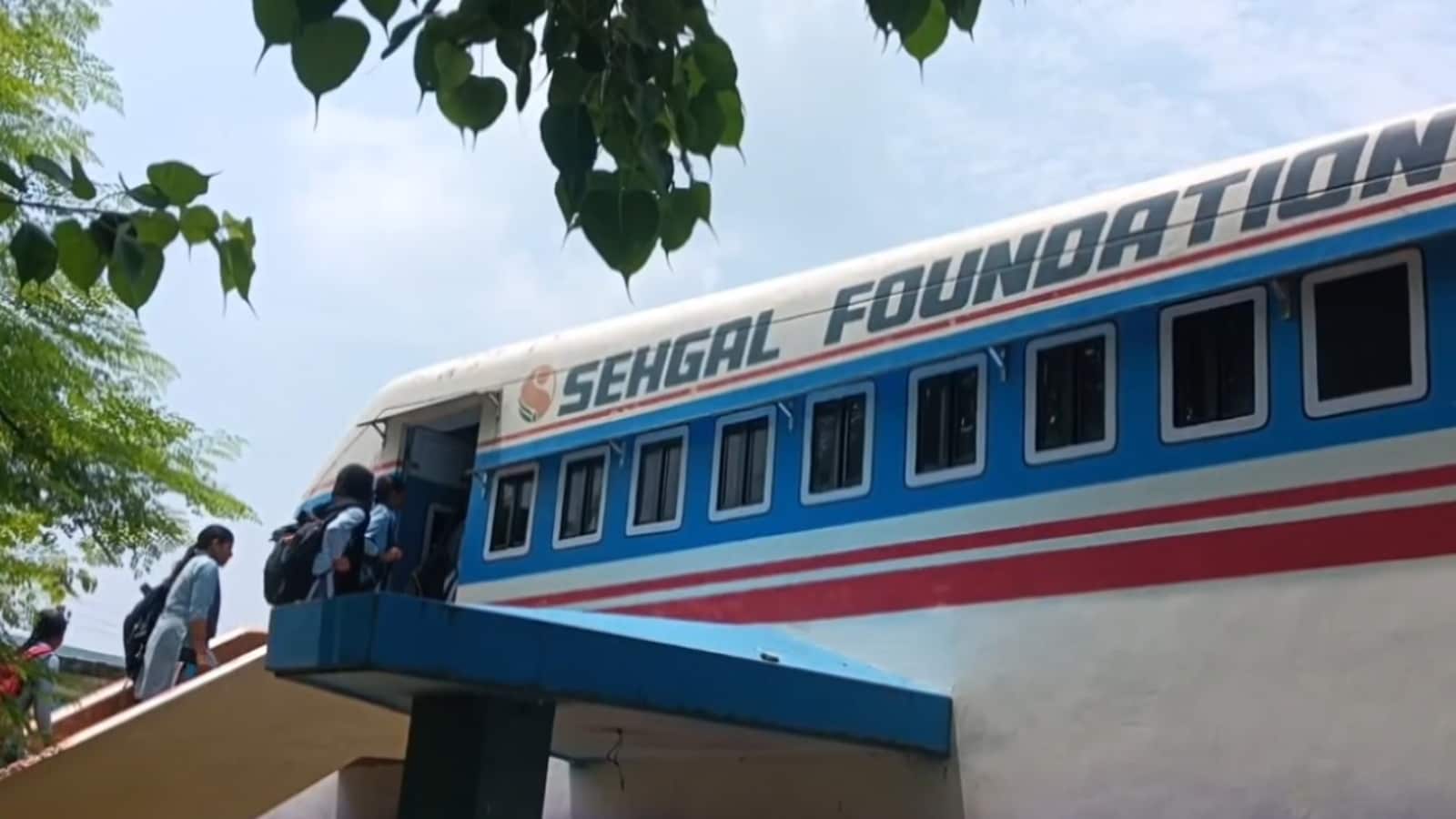 छात्र बड़े चाव से क्लास में जाते हैं