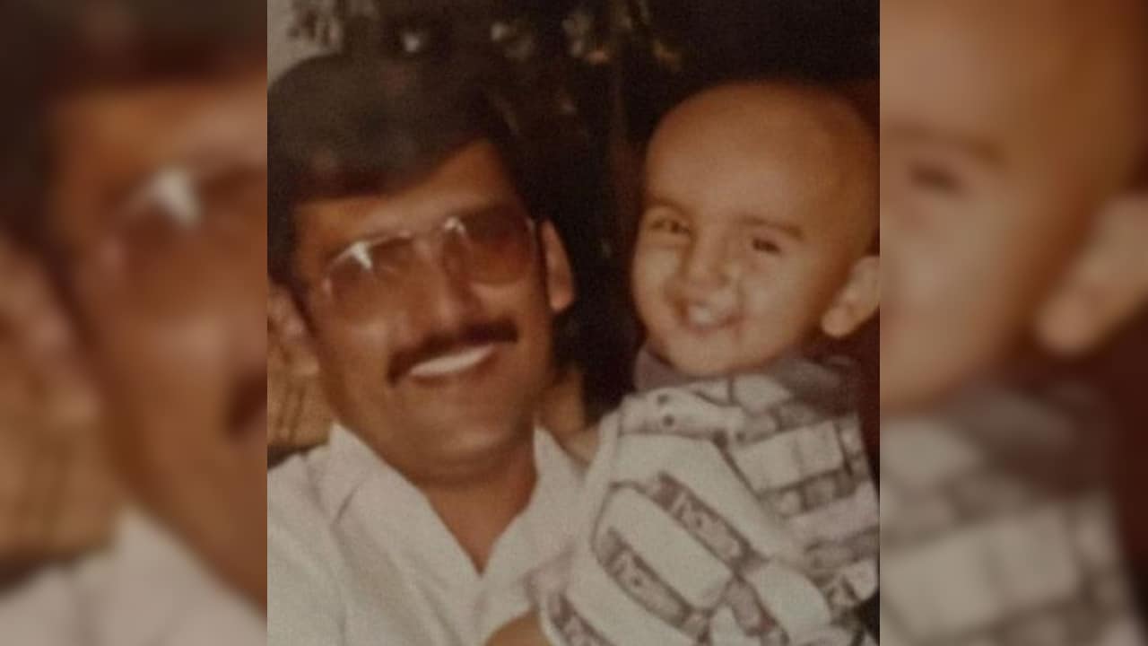 पापा की गोद में दिख रहा यह बच्चा आज है मशहूर एक्टर, इंजीनियर से बना एक्टर, जानते हैं नाम ?