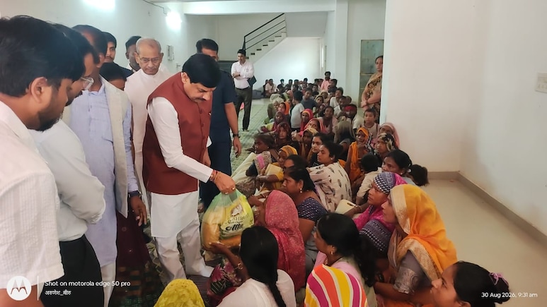 दिल्ली से सीधे रीवा पहुंचे सीएम मोहन यादव, चित्रकूट में बाढ़ प्रभावितों से मिले, मुआवजा देने का किया ऐलान