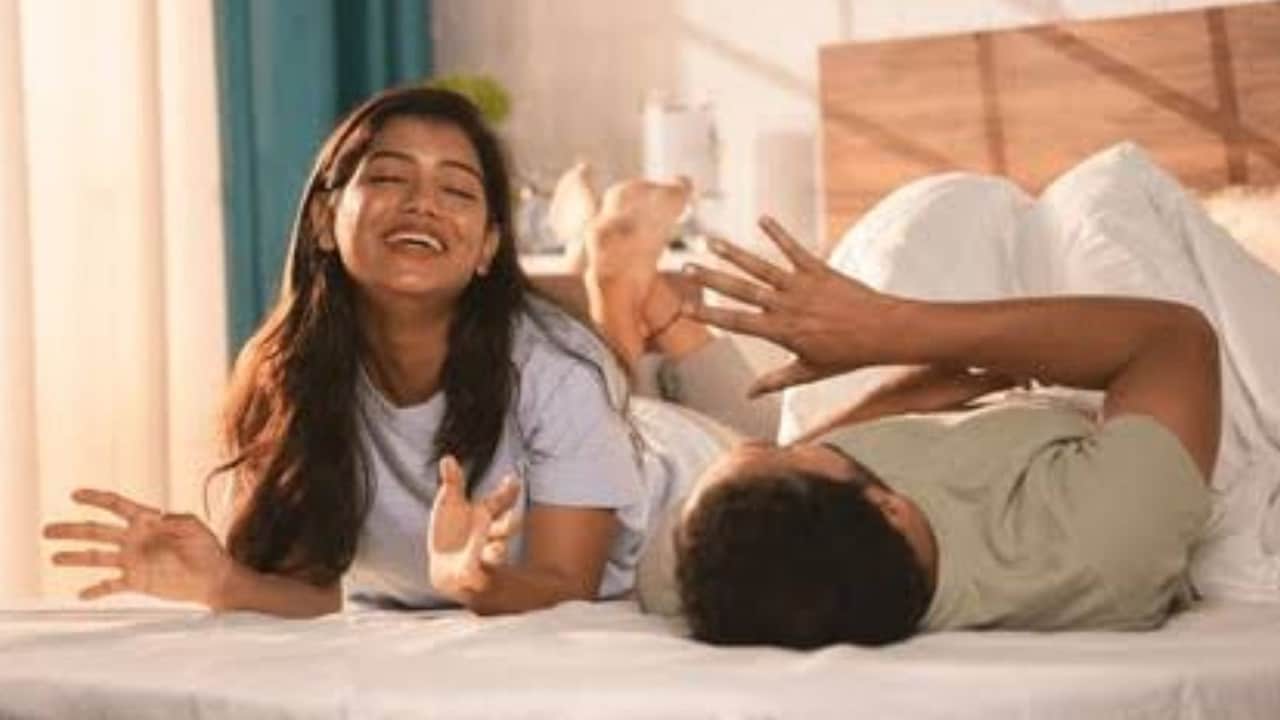 हैप्पी कपल्स का सीक्रेट, 5 आदतें जो कपल्स रात को सोने से पहले हर रात करते हैं, रिश्ते में कभी नहीं आती दूरी