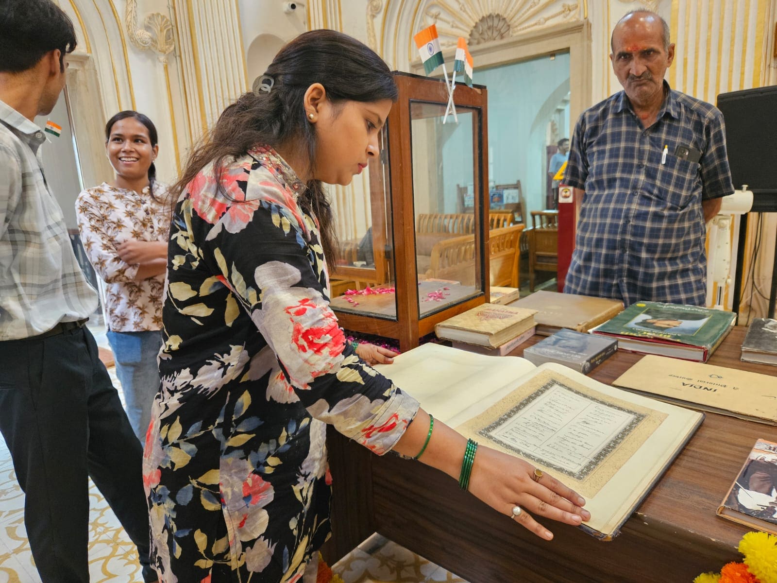 Original Constitution Of India: संविधान की मूल प्रति को देखने के लिए ग्वालियर की लाइब्रेरी में भारी संख्या में लोग पहुंच रहे हैं. Original Constitution Of India: संविधान की मूल प्रति को देखने के लिए ग्वालियर की लाइब्रेरी में भारी संख्या में लोग पहुंच रहे हैं.