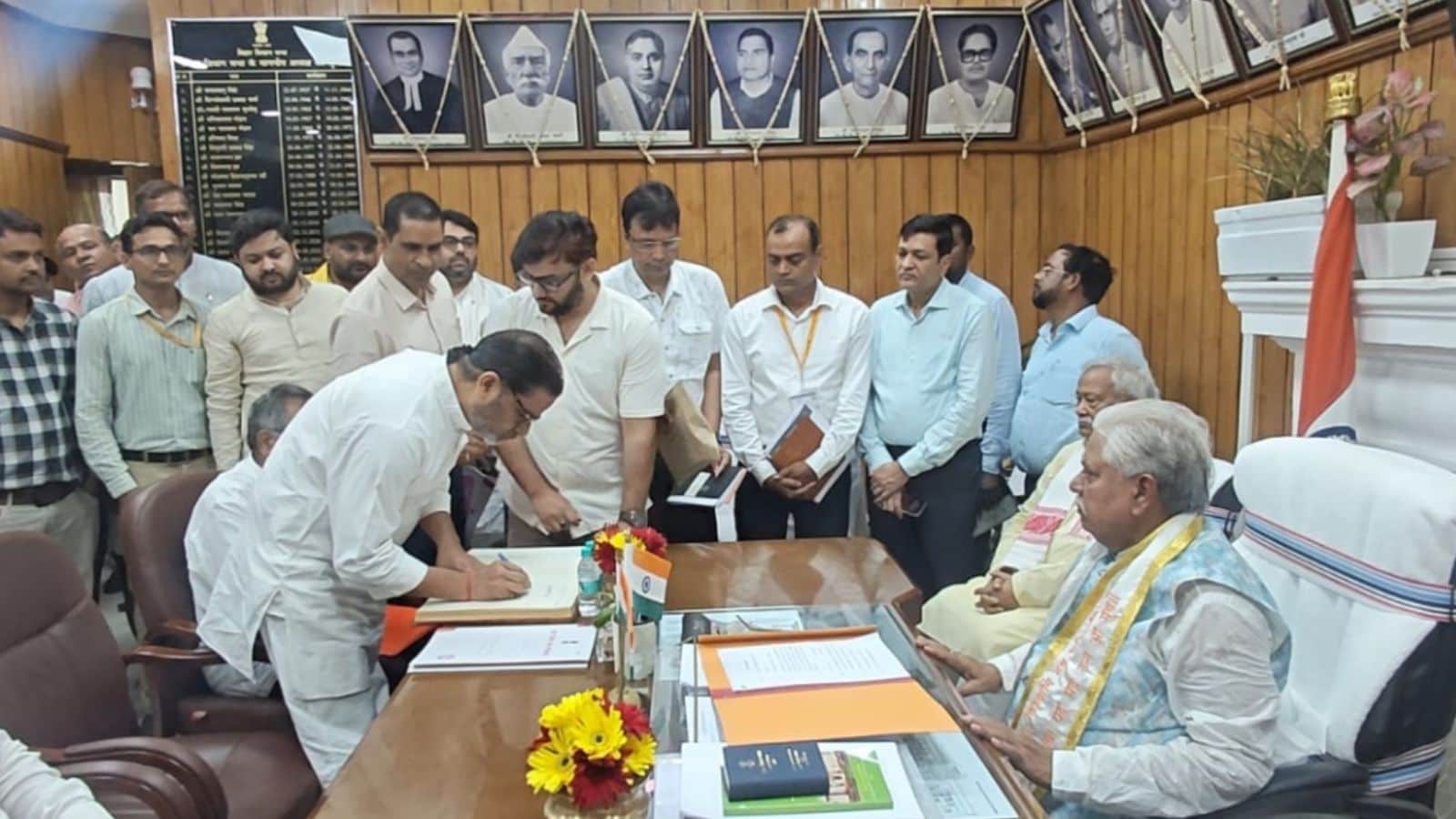 शपथ लेने के बाद हस्ताक्षर करते प्रशांत किशोर शपथ लेने के बाद हस्ताक्षर करते प्रशांत किशोर