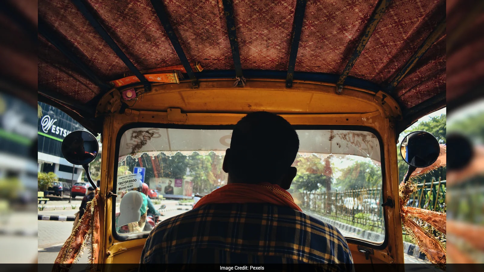Reddit User Highlights Auto Driver's Honesty Despite Financial Struggles