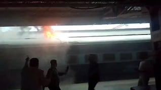 जबलपुर रेलवे स्टेशन पर कोच में लगी आग, दमकल ने रेल कर्मियों के साथ मिलकर बुझाई