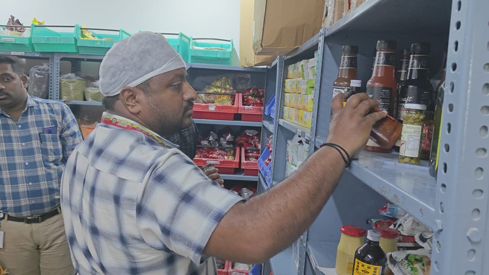 अपोलो हॉस्पिटल की किचन में छापेमारी करती टीम. अपोलो हॉस्पिटल की किचन में छापेमारी करती टीम.