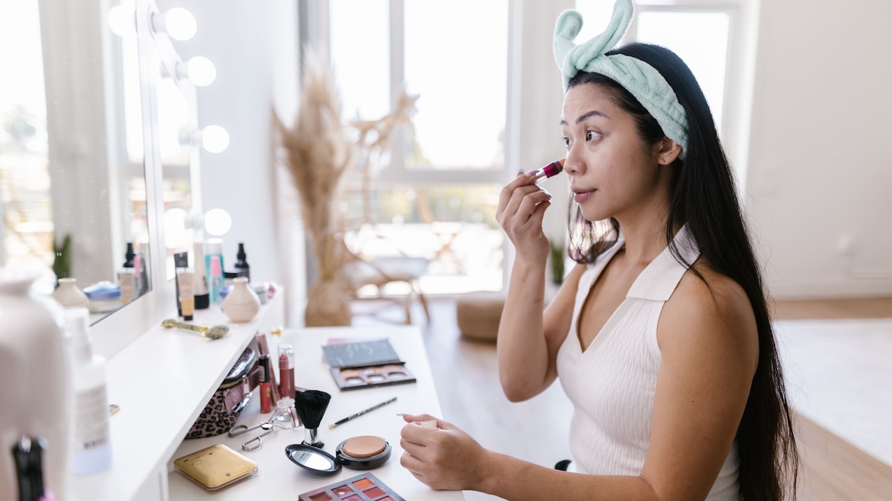 Why Does Foundation Separate? 10 Common Makeup Myths Explained Why Does Foundation Separate? 10 Common Makeup Myths Explained