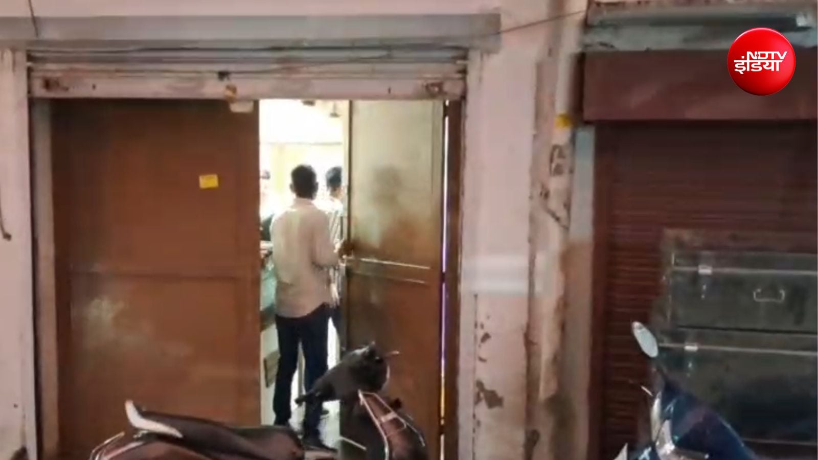 गोदाम को बाद में छापेमारी के बाद सील कर दिया गया गोदाम को बाद में छापेमारी के बाद सील कर दिया गया