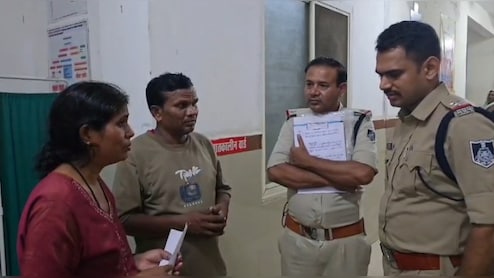 पहले दो बेटियों की हुई मौत, जब शव घर लेकर जा रहे थे माता-पिता तो तीसरी बेटी की खराब हुई तबीयत, उसकी भी जान गई