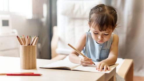 Parenting Tips: बच्चे को लिखना कैसे सिखाएं? ABCD नहीं इस तरह करें शुरुआत, पीडियाट्रिशियन ने बताया