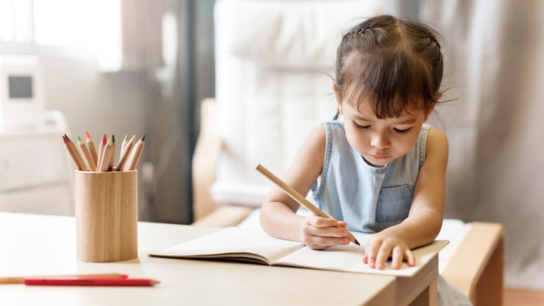Parenting Tips: बच्चे को लिखना कैसे सिखाएं? ABCD नहीं इस तरह करें शुरुआत, पीडियाट्रिशियन ने बताया
