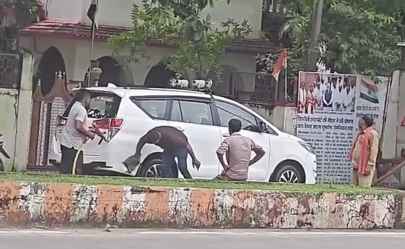 फायर ब्रिगेड से धुलवाई BJP विधायक की कार! वीडियो देख MLA बोले- मैं थोड़ी गाड़ी धोता हूं, ड्राइवर से पूछो