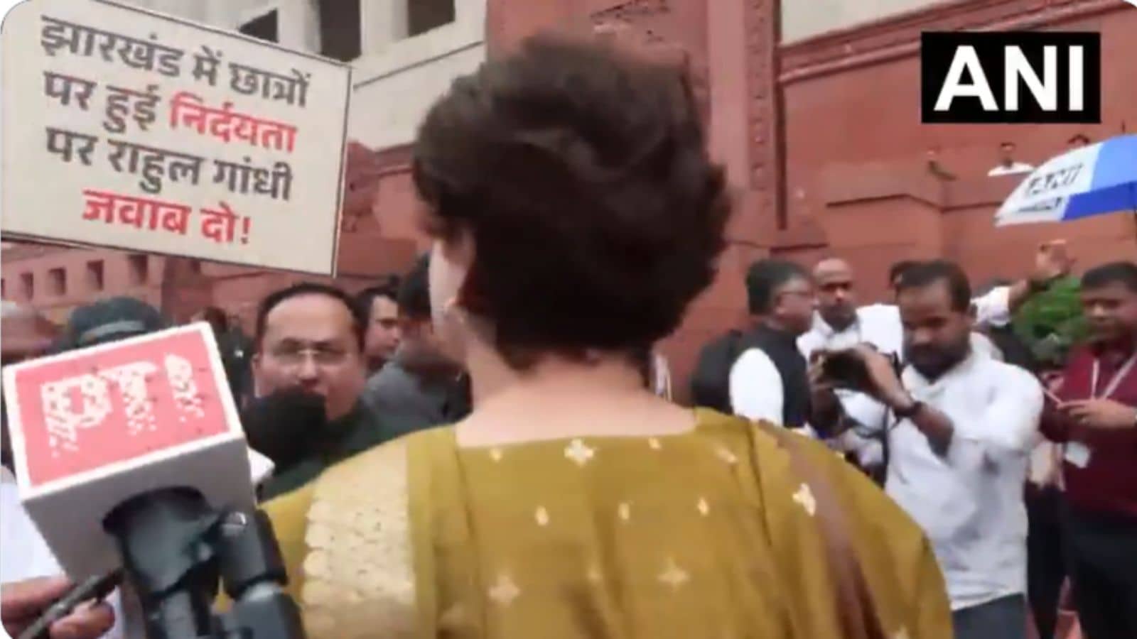 बीजेपी सांसद ने तख्ती पर राहुल के खिलाफ लिखे थे नारे बीजेपी सांसद ने तख्ती पर राहुल के खिलाफ लिखे थे नारे