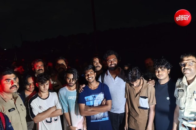 बारिश बनी मुसीबत! भोपाल के 7 युवक पिकनिक स्पॉट पर फंसे, तेज बहाव के बीच SDRF ने किया रेस्क्यू